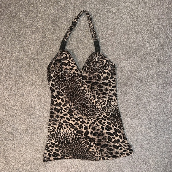 Leopard print halter top by Australian brand size s 🐆 - Picture 2 of 10